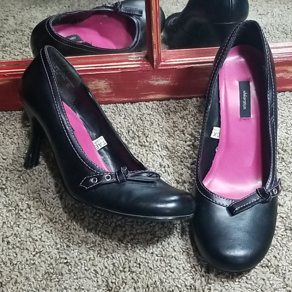 Cute xhilaration black and pink dress shoes